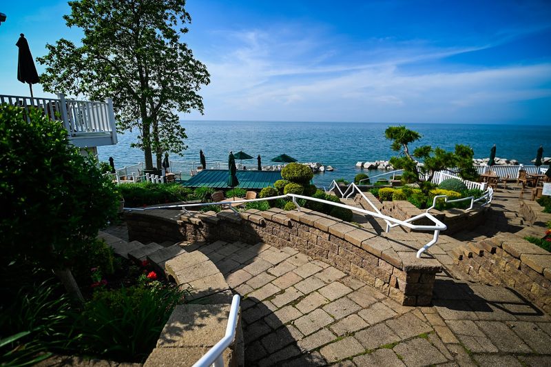 A Lakefront Setting That Changes the Whole Mood A Lakefront Setting That Changes the Whole Mood