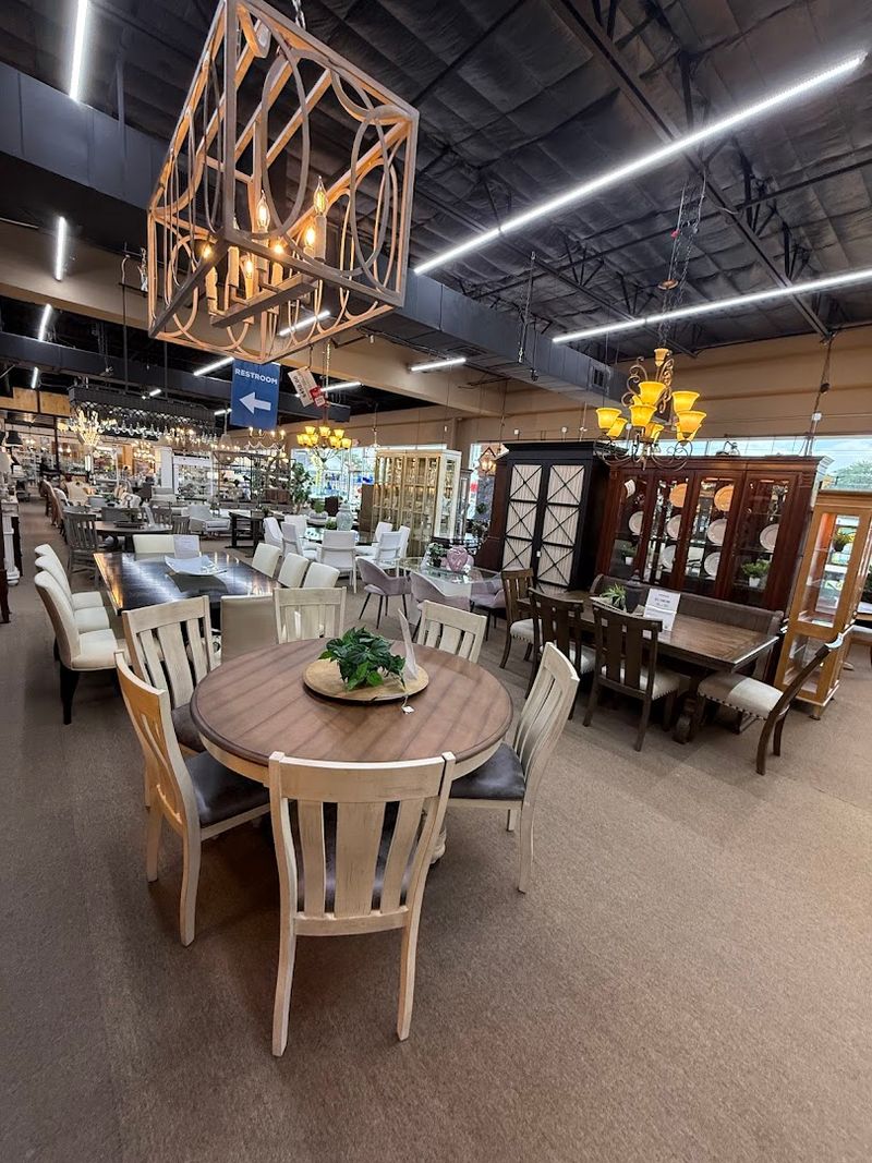 A Massive Showroom That Keeps You Exploring A Massive Showroom That Keeps You Exploring