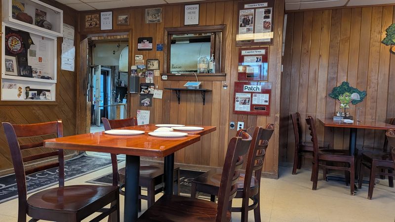 A No-Frills Dining Room With Serious Pizza History