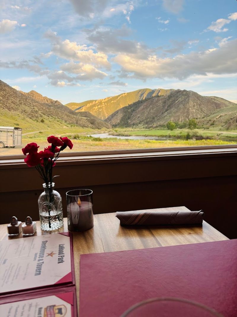 A Riverside Steakhouse With a Reputation That Earns the Drive
