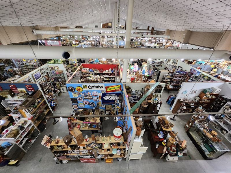 A Sevierville Antique Mall That Feels Like a Treasure Hunt From the Start
