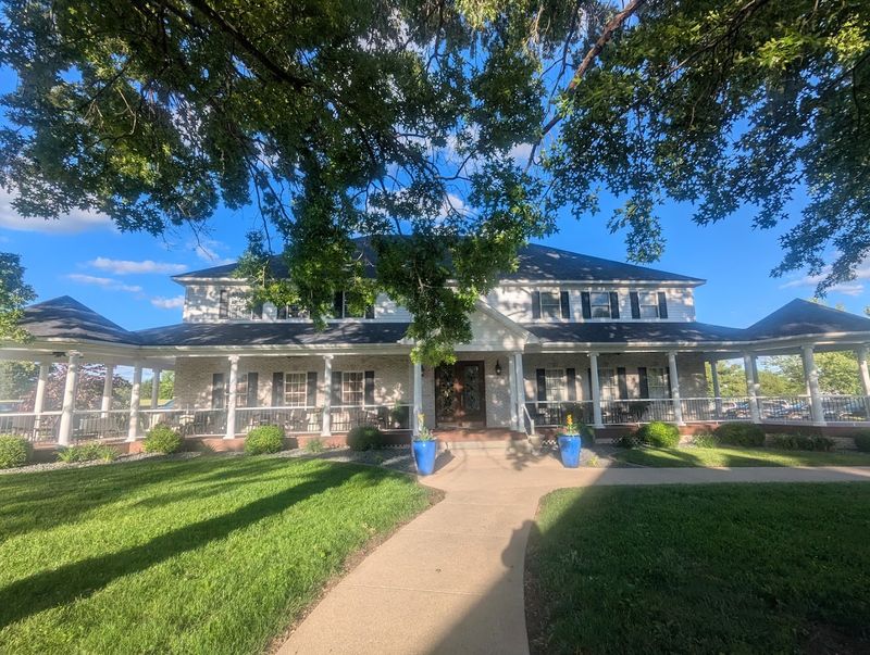 A manor-style first impression that instantly sets the tone