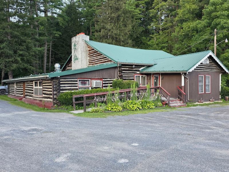 A roadside cabin that feels like a destination