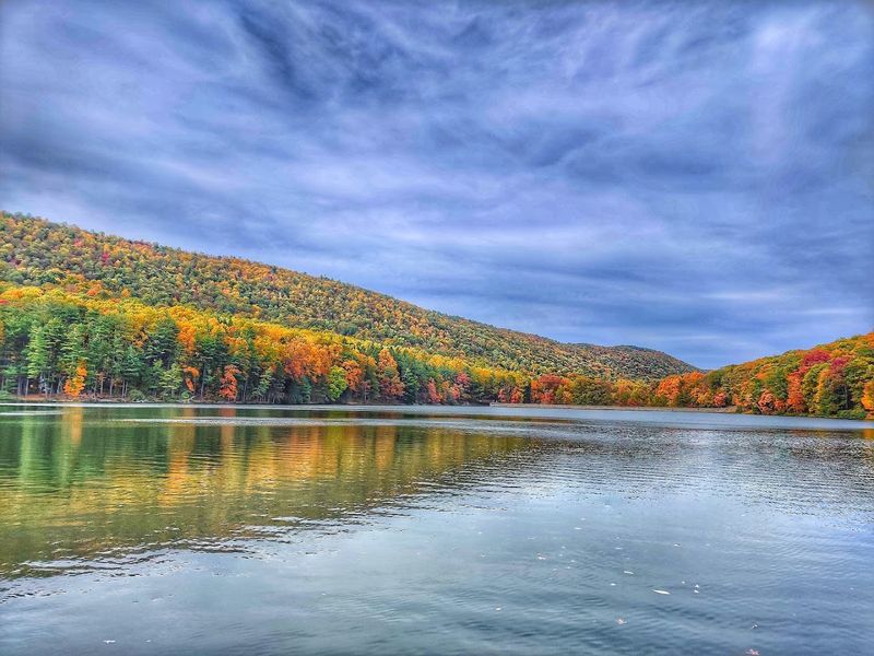 A short trail with nonstop lake views