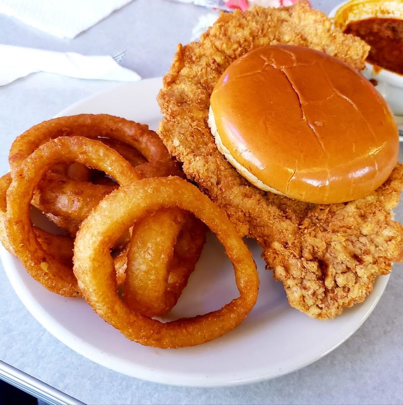 Why This Belmont Avenue Lunch Stop Still Pulls You In