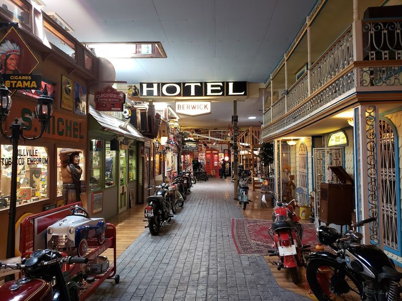 Americana fills every possible corner