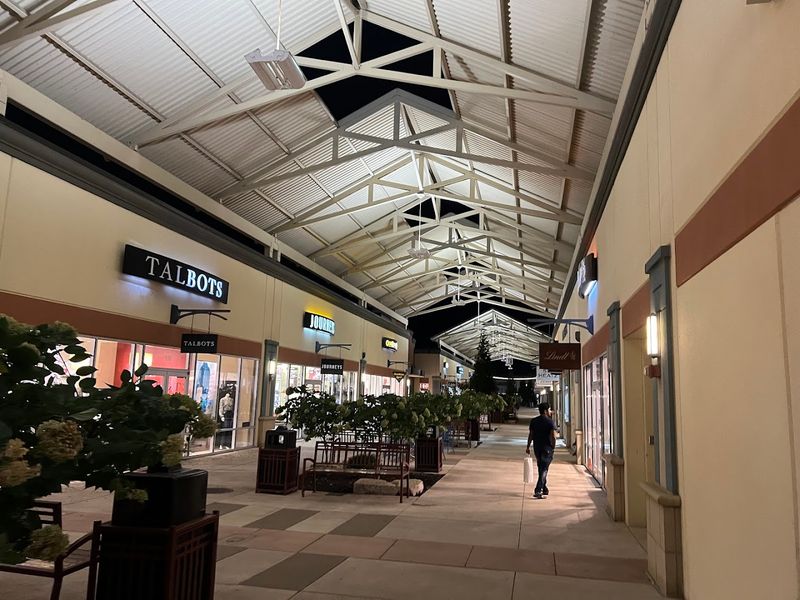 An Open-Air Shopping Layout That Feels Easy To Explore