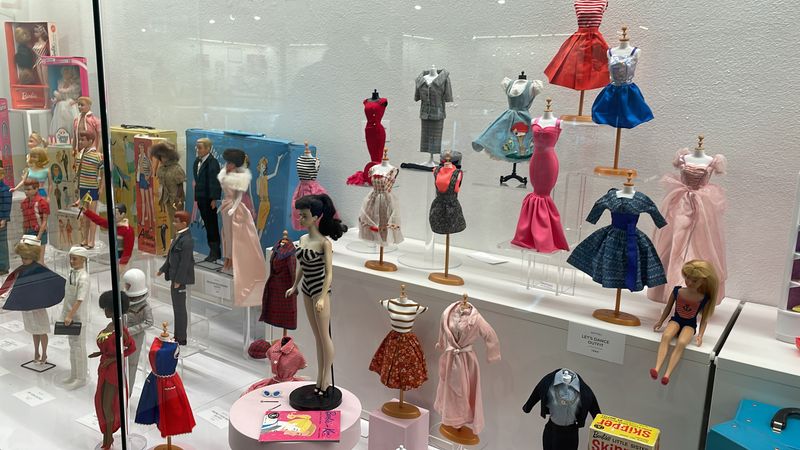Barbie, Bratz, and Doll Culture Barbie, Bratz, and Doll Culture