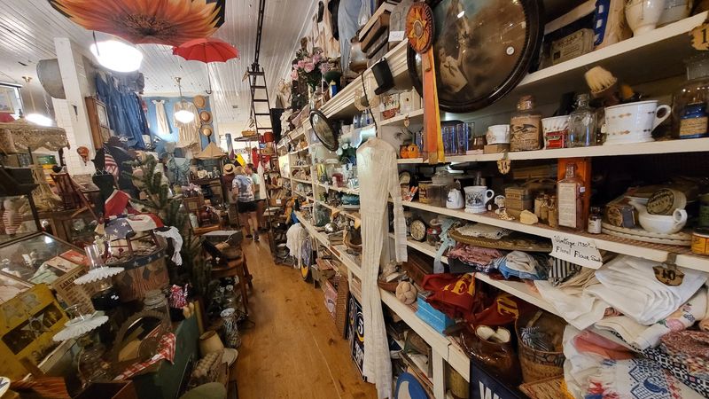Bell Buckle's Backstreet Antique-and-Craft Scene
