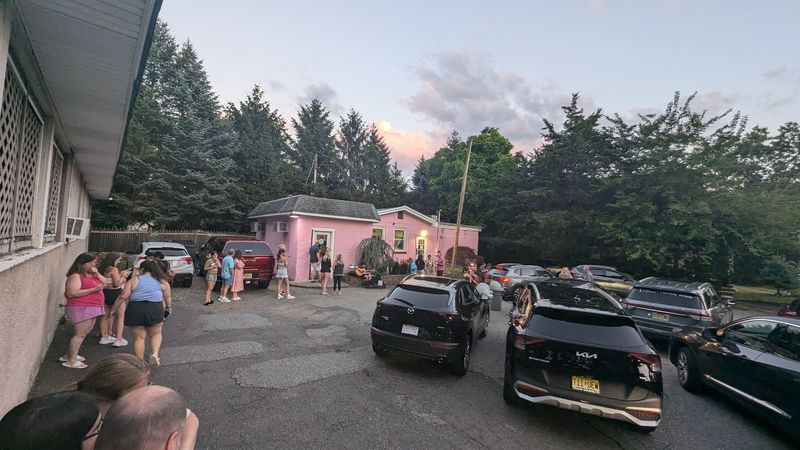 Big scoops, long lines, and the charm of waiting