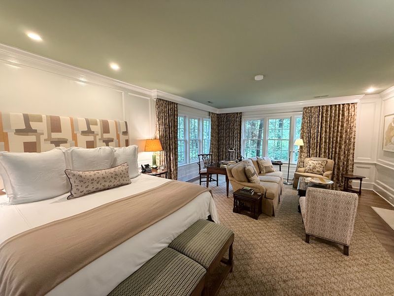 Country-chic rooms, suites, cottages, and houses