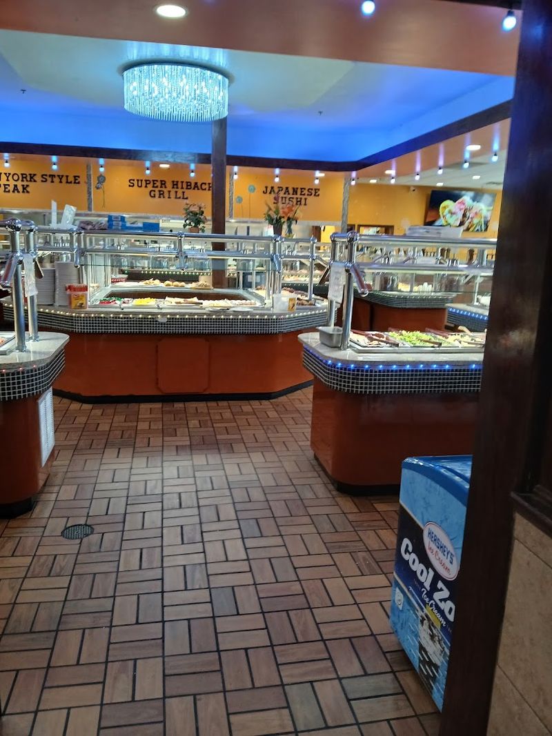 Eight Warming Tables and a Buffet Layout That Actually Makes Sense Eight Warming Tables and a Buffet Layout That Actually Makes Sense