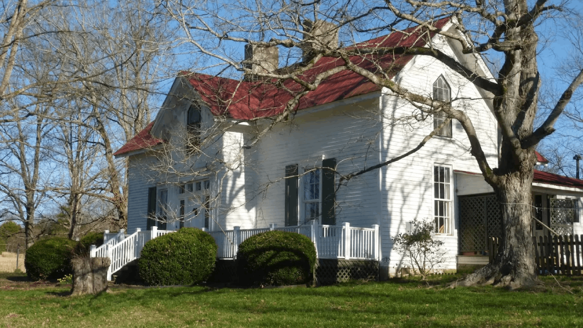 Escape to This Historic Tennessee Farmhouse for the Dreamiest Seasonal Getaway