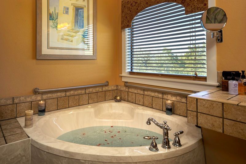 Full-Service Spa With Hot Stone Massages And Facials Full-Service Spa With Hot Stone Massages And Facials