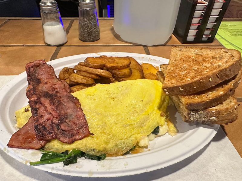 Home fries, omelets, and hearty plates keep guests satisfied