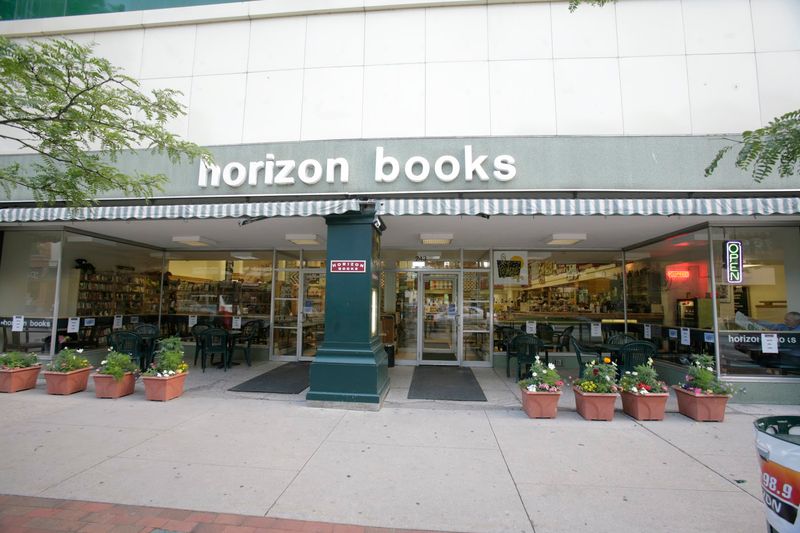 Horizon Books with Horizon Shine Cafe, Traverse City