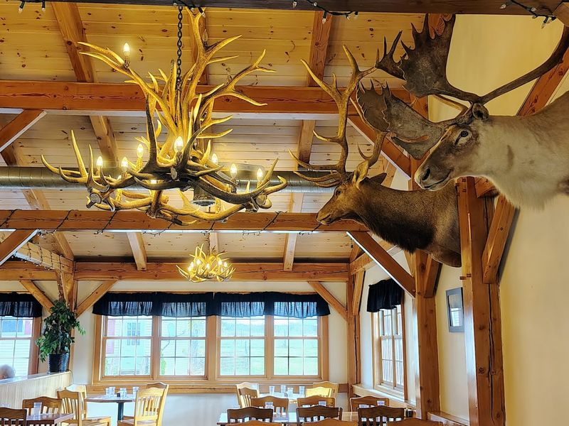 Inside Vermont's Most Unapologetically Wild Dining Room Inside Vermont's Most Unapologetically Wild Dining Room