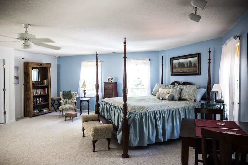 Mountain Harbour Bed & Breakfast — Roan Mountain Mountain Harbour Bed & Breakfast — Roan Mountain