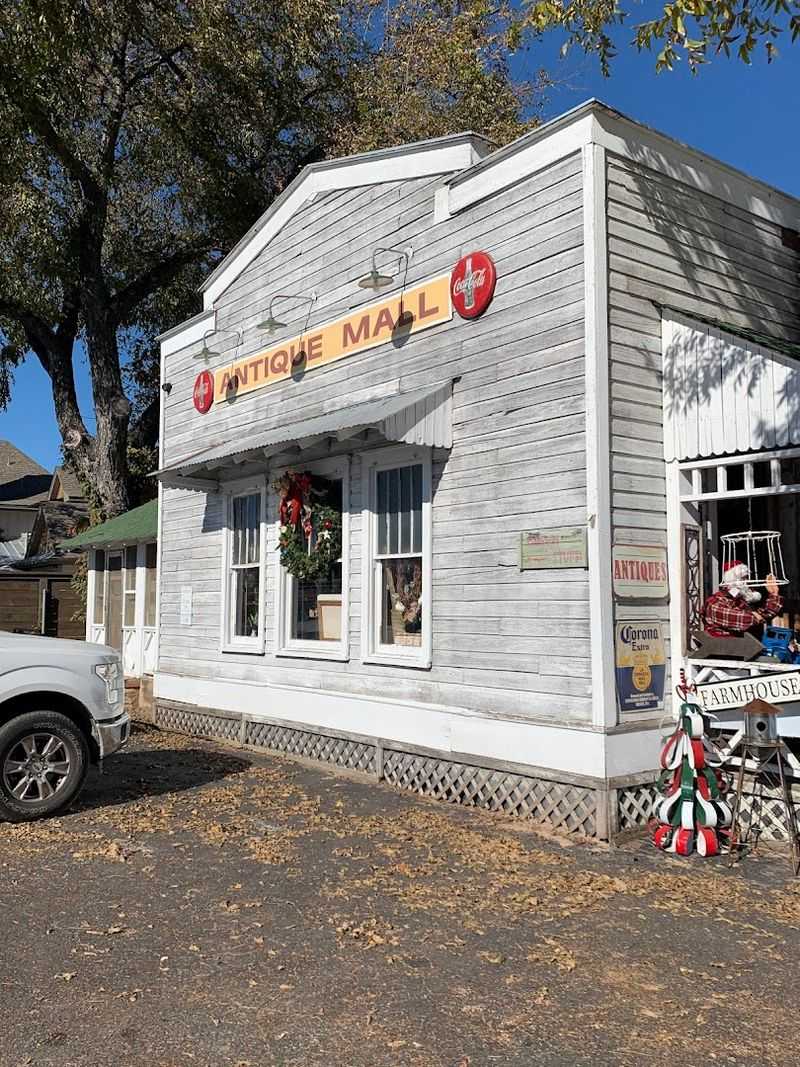 Old Town Antique Mall (Granbury)