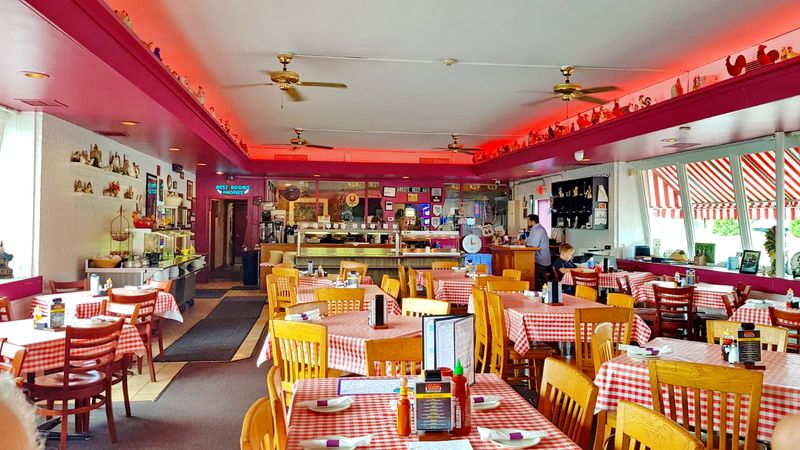 Old-timey atmosphere makes every bite better Old-timey atmosphere makes every bite better