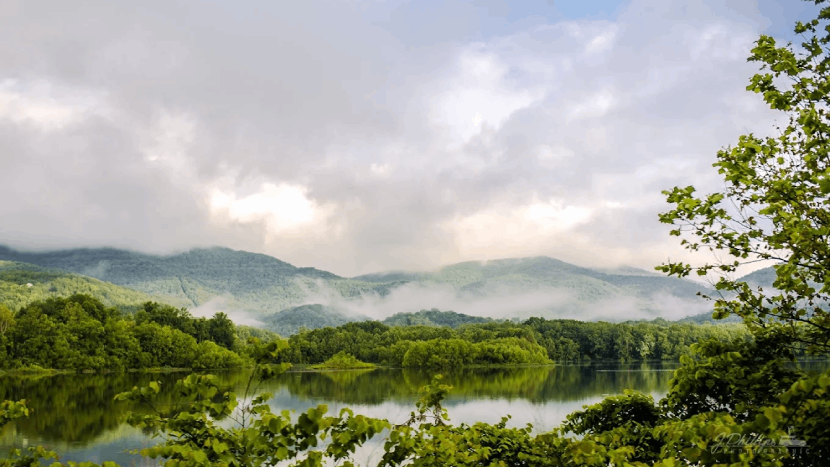 Pack a Basket for These 13 Tennessee Picnic Places with Gorgeous Water Views