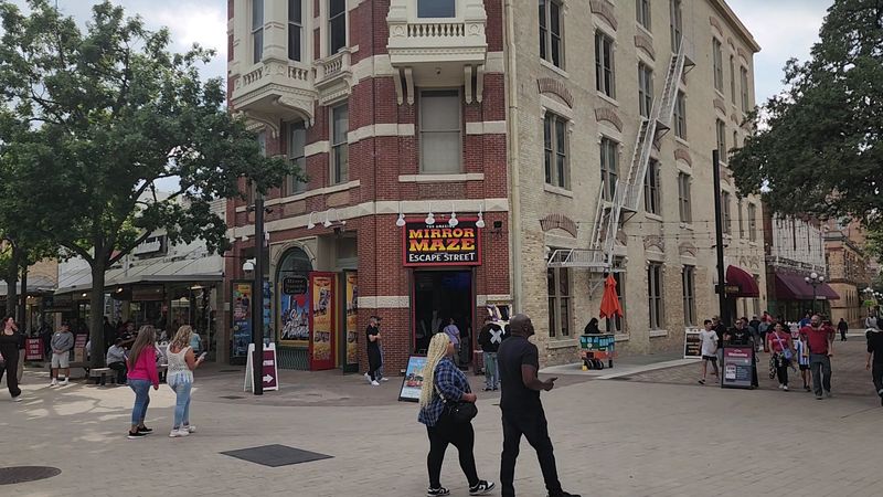 Perfect Location Right Next to the Alamo Perfect Location Right Next to the Alamo