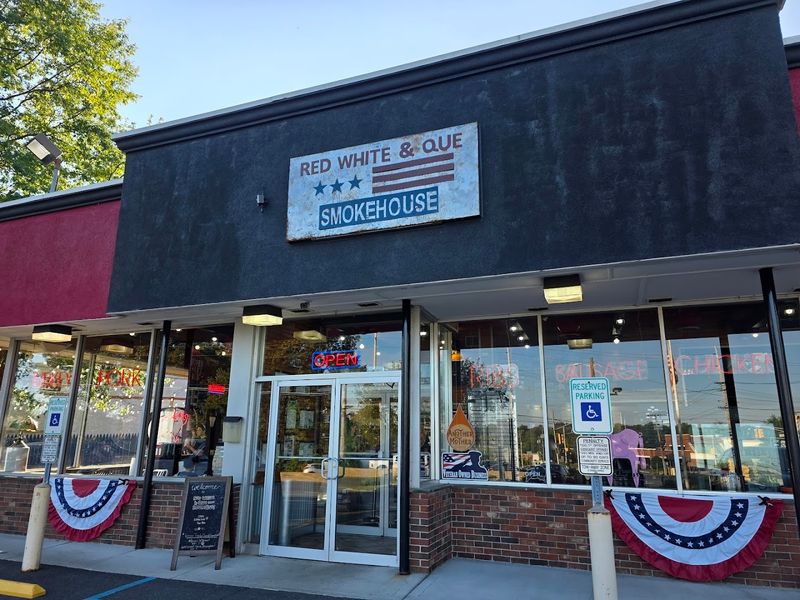Red White & Que Smokehouse - Green Brook Township