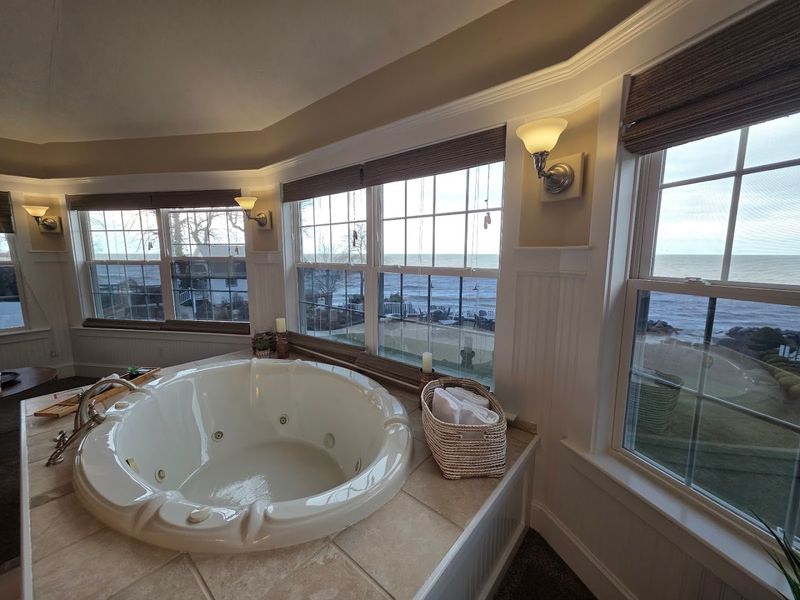 Rooms That Keep the Water in View Rooms That Keep the Water in View