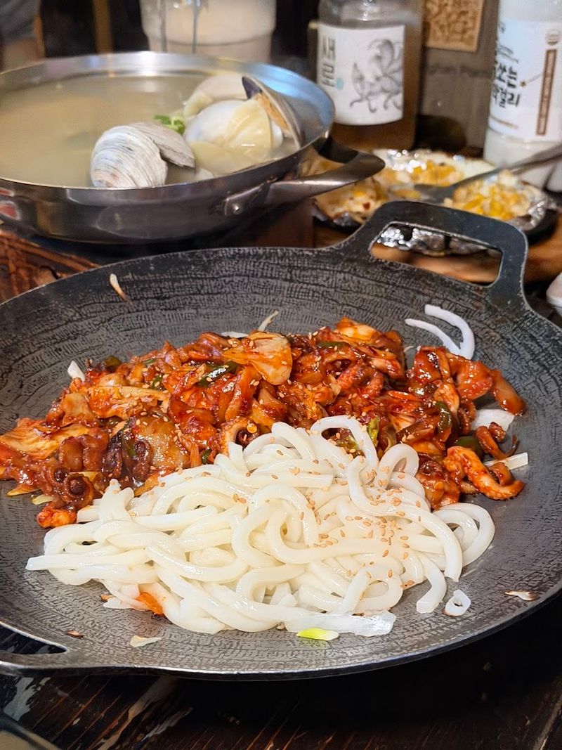 Shareable Korean Comfort Food Keeps the Table Buzzing Shareable Korean Comfort Food Keeps the Table Buzzing