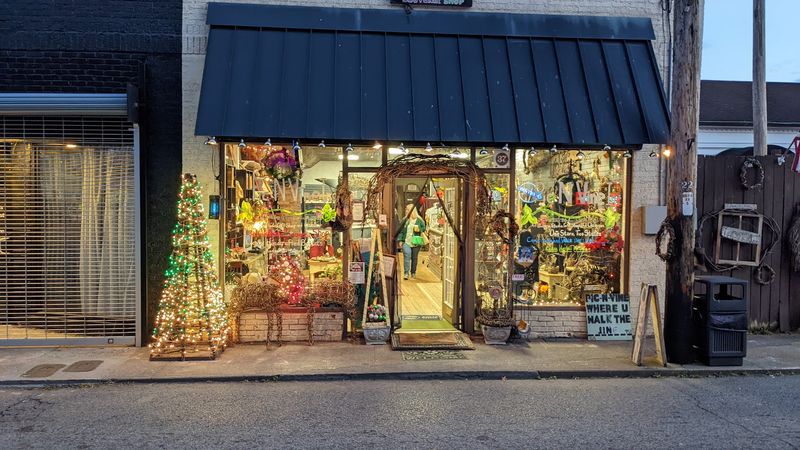 Shops, Cafés, and Local Stops Give the Town Its Easy Charm