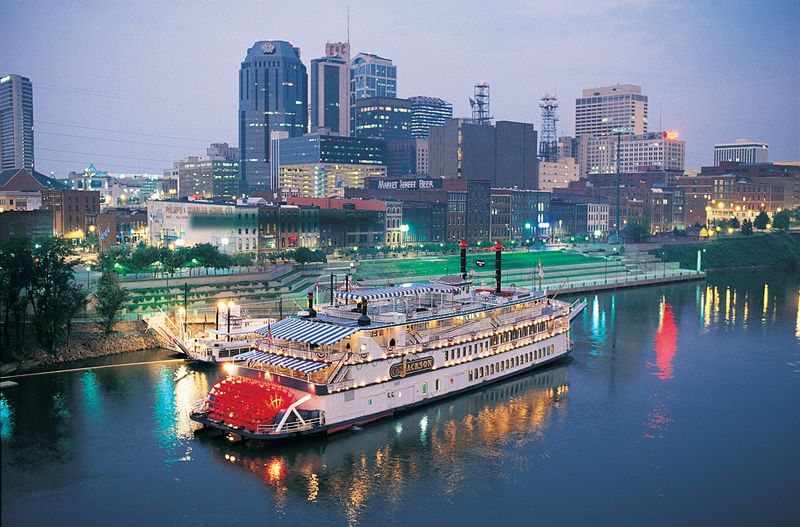 Take her on a brunch cruise in Nashville
