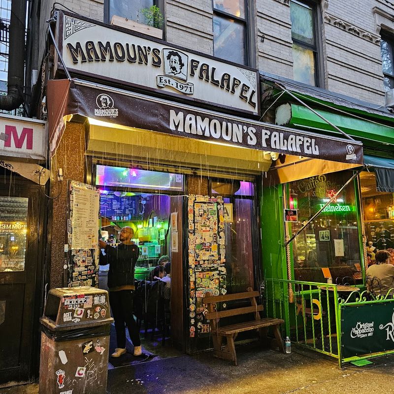 The Casual Easton Avenue Spot That Makes Comfort Food Feel Exciting
