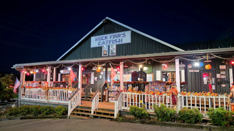 The Crispy Frog Legs At This Humble Tennessee Restaurant Are Out-Of-This-World Good