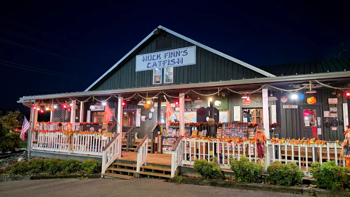The Crispy Frog Legs At This Humble Tennessee Restaurant Are Out-Of-This-World Good