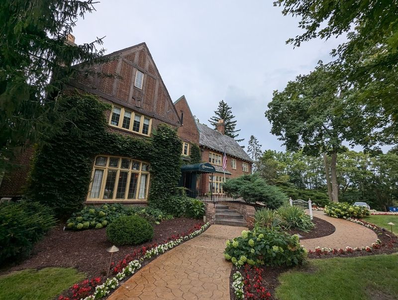 The English Inn, Eaton Rapids