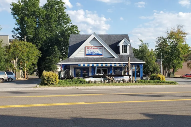 The Fried Shrimp At This Tennessee Seafood Spot Has People Coming Back For More
