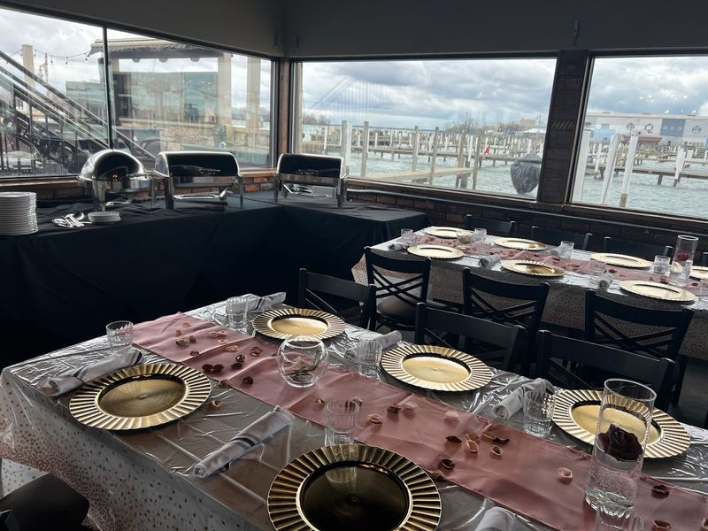 The Waterfront Restaurant & Lounge, Wyandotte