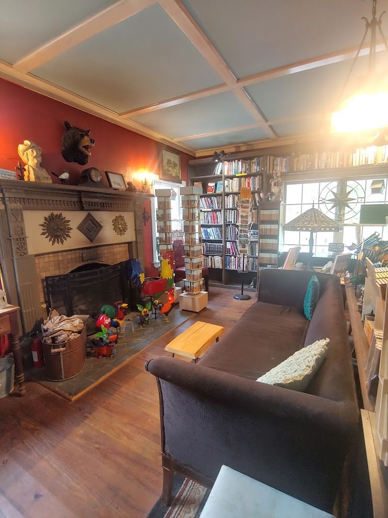The cozy atmosphere makes you want to stay all afternoon The cozy atmosphere makes you want to stay all afternoon
