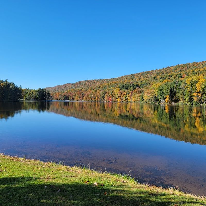 The mountain lake is the star of the walk