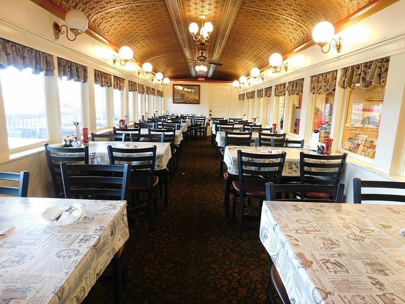 The on-site restaurant keeps the theme going