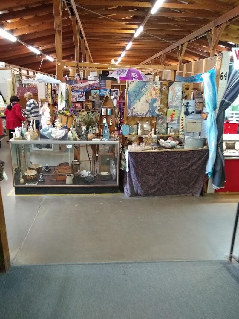 The outdoor vendors are the real draw