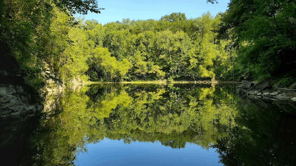 This Crystal-Clear Lake Hidden Inside a Tennessee State Park Looks Almost Unreal