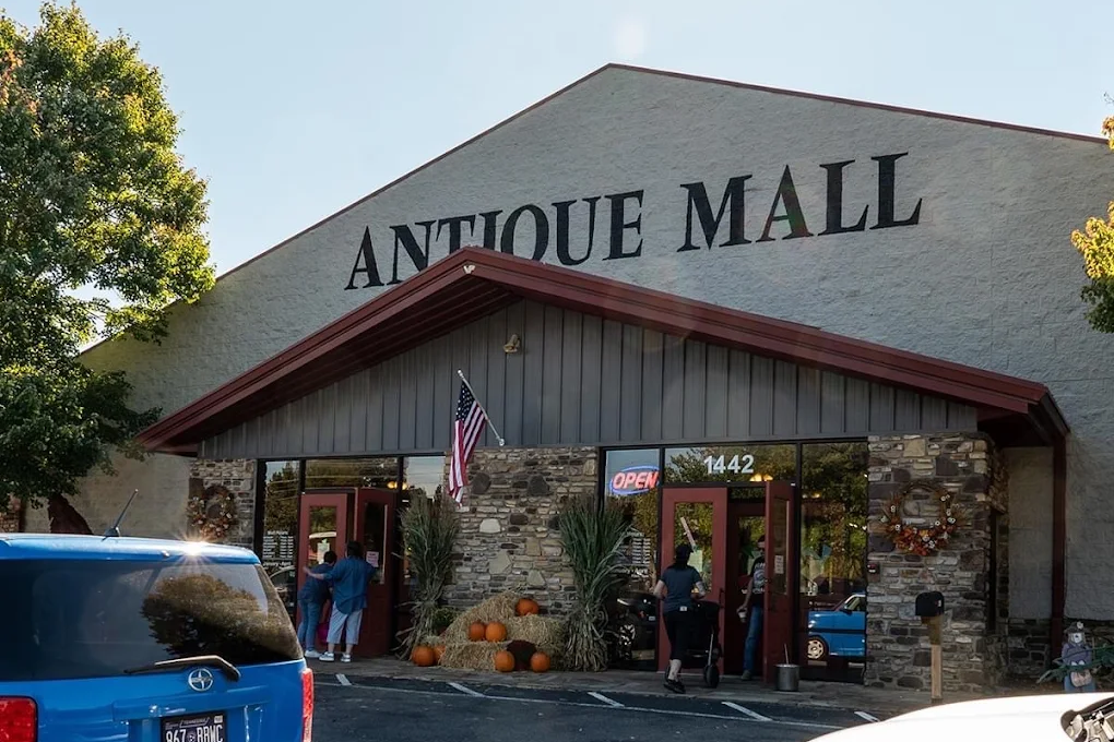 This Enormous Tennessee Antique Mall Is So Big, You Could Spend All Day Exploring It