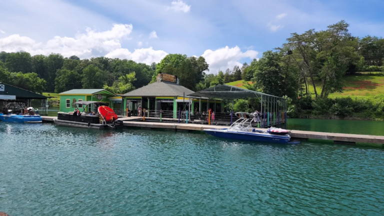 This Floating Bar In Tennessee Is The Ultimate Waterfront Hangout