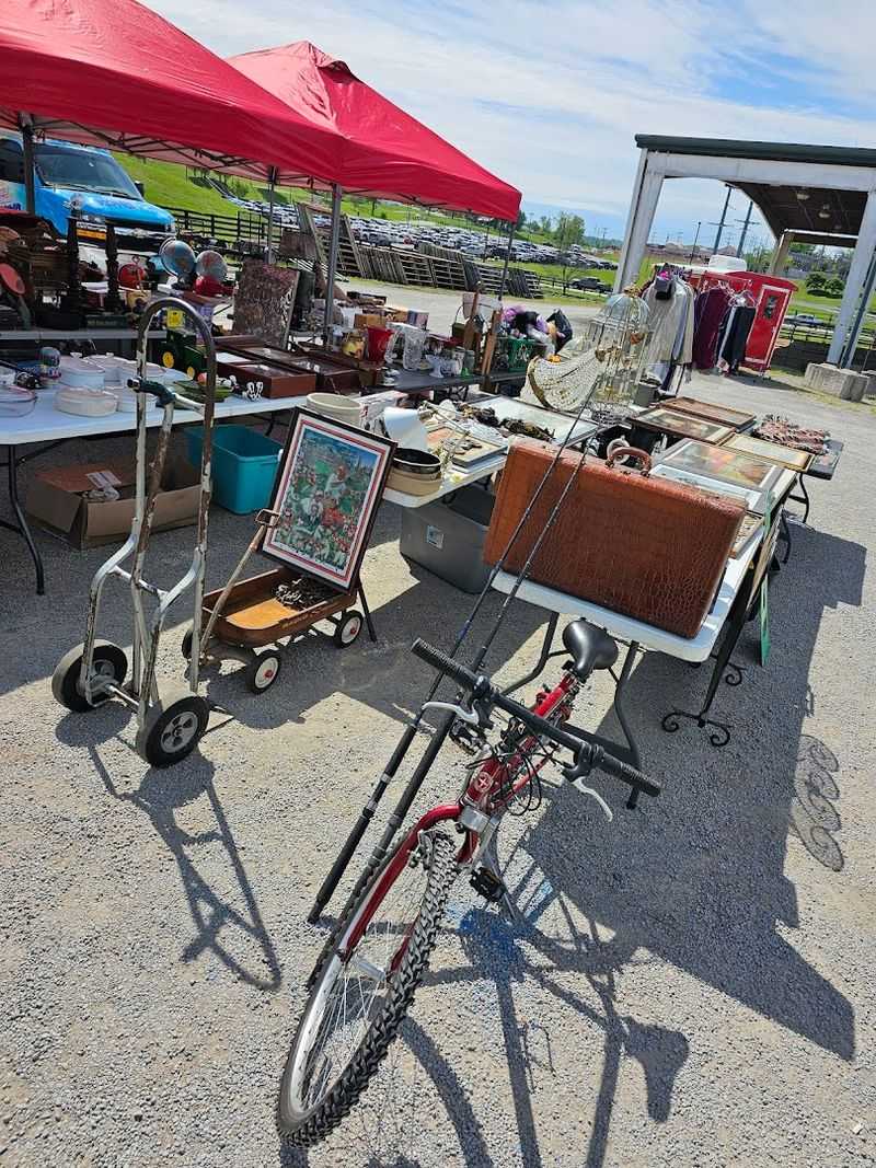 This Franklin Market Has The Easygoing Treasure-Hunt Energy Bargain Shoppers Love