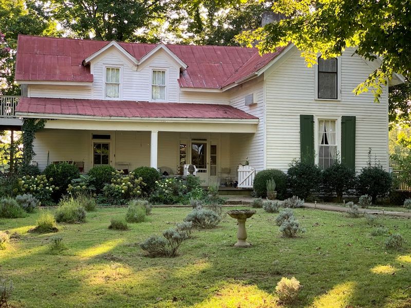 This Lavender Farm Stay in Tennessee Feels Like a Dreamy Countryside Escape This Lavender Farm Stay in Tennessee Feels Like a Dreamy Countryside Escape