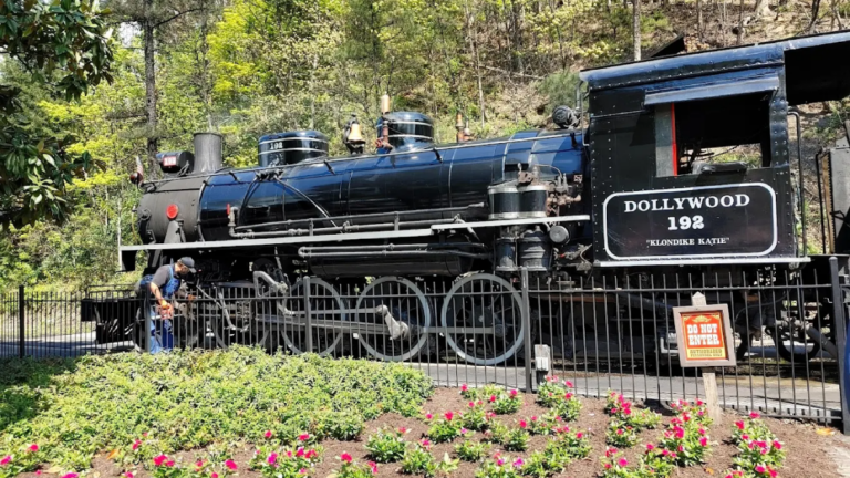 This Scenic Tennessee Train Ride Is So Beautiful, It Belongs On Your Bucket List