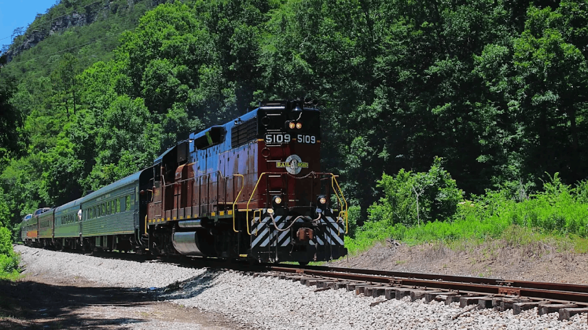 This Tennessee Train Ride Serves Up Some of the State's Most Breathtaking Views