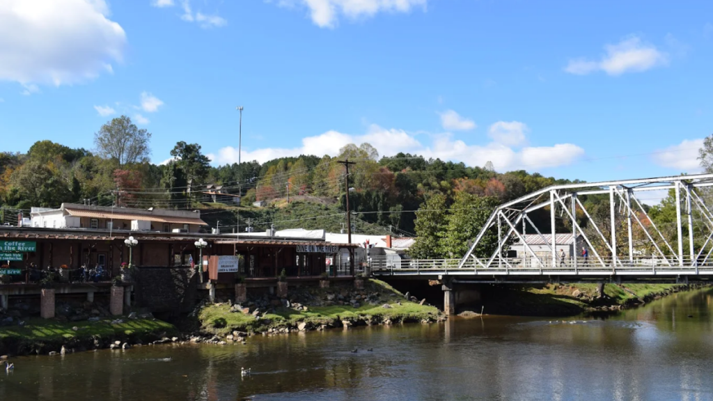 This Tiny Tennessee Border Town Lets You Stand in Two States at Once