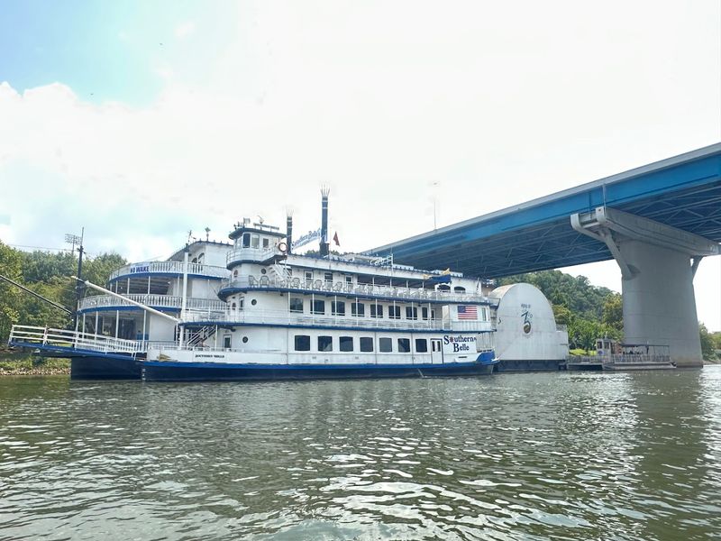 Treat her to a Tennessee River cruise in Chattanooga